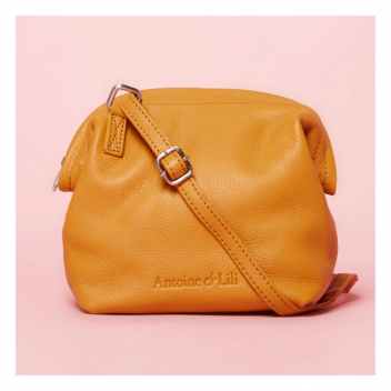 Pour apporter une touche vintage à vos tenues, le sac docteur LONDRES 💛🧡💛
.
.
.
For a vintage touch to your outfits, the LONDON doctor bag! 💛🧡💛