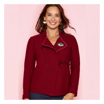 On craque complètement pour le rouge carmin de notre jolie veste TAMARIS! 
•
•
•
We are totally in love with the carmine red of our pretty TAMARIS jacket! ❤️
