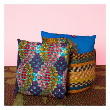 Ce coussin africain turquoise donnera du pep’s à votre intérieur 💙
.
This turquoise African cushion will give some joy to your interior 💙

#antoineetlili #canalsaintmartin #valmy #paris #mode #zen #bienetre #pillow  #meditation #zafu #fashion #modefemme #ootd #outfit #shopping #madeinfrance #stores