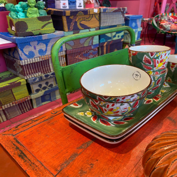 Cette vaisselle colorée sera parfaite pour vos repas en famille ou entre amis ! 
.

This colorful dinnerware will be perfect for your family or friends meals!

#antoineetlili #valmy #paris #tableware #color #colorful #diner #dinnerware #meals #bowl #cup