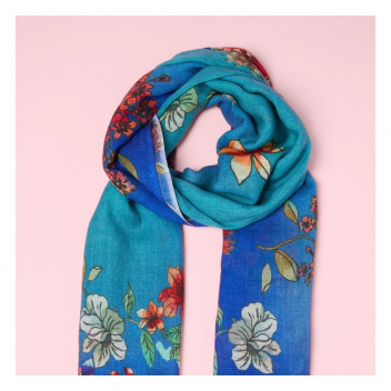 Offrez à votre cou la douceur de nos foulards à fleurs en soie !
.
Offer your neck the softness of our silk floral scarves!

 #mode #model #madeinfrance #valmy #shopping #antoineetlili #ootd #paris #fashion #modefemme #canalsaintmartin #silk #flower #scarves