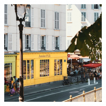 Profitez des derniers rayons de soleil pour venir voir nos vitrines colorées ☀️
.
 Take advantage of the last rays of sunshine to come and see our colorful windows ☀️

 #ootd #shopping #modefemme #paris #antoineetlili #mode #fashion #canalsaintmartin #model #valmy #madeinfrance